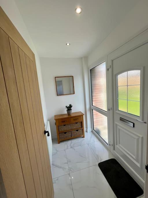 Modern Bungalow In Good Location Aberdulais 외부 사진