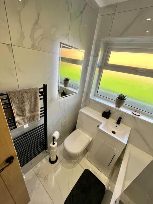 Modern Bungalow In Good Location Aberdulais 외부 사진